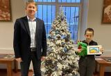 «Елка желаний»: 3-класснику Богдану из Сатки вручен планшет, который он очень хотел получить на Новый год. 