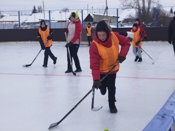 17 января на хоккейной коробке с. Айлино прошли спортивные соревнования по хоккею с мячом на валенках