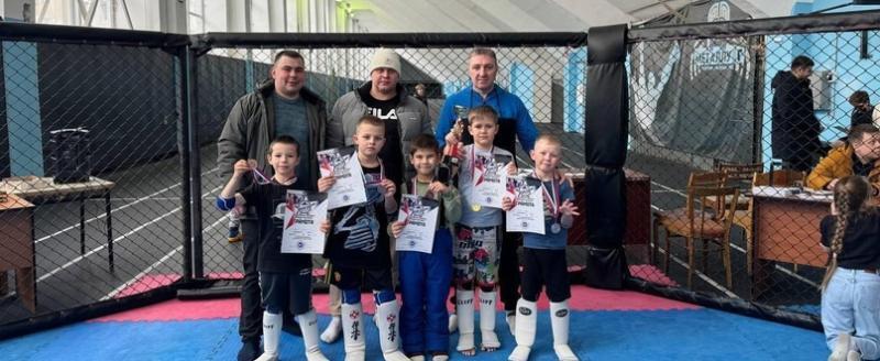 В Челябинске 3 февраля прошли учебно-тренировочные встречи по спортивному Миксфайту, в которых приняли участие юные бойцы из Сатки