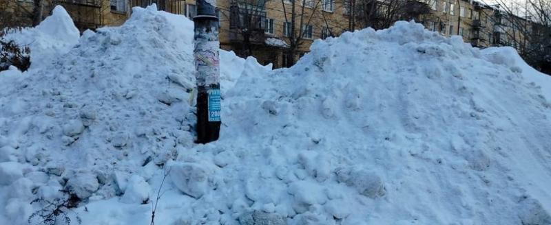 «Безобразие!»: в Сатке неизвестные сгребли снег с проезжей части во дворы