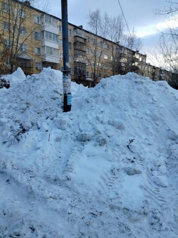 «Безобразие!»: в Сатке неизвестные сгребли снег с проезжей части во дворы