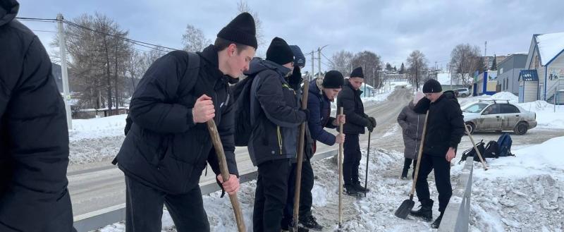 Участники Движения Первых школы №66 п.Бердяуш Саткинского района убрали снег с дорожек