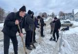 Участники Движения Первых школы №66 п.Бердяуш Саткинского района убрали снег с дорожек