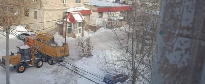 «Достучались!»: из дворов многоквартирных домов Сатки вывозят огромные кучи снега