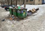 «Страшно подойти...»: саткинцы ужаснулись площадкой для сбора мусора в одном из дворов города 