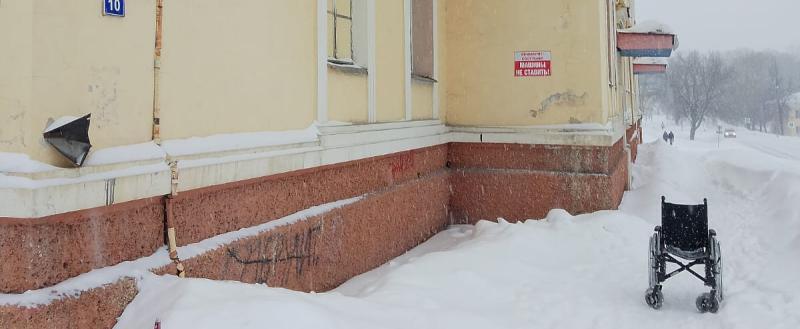 Саткинцы за свой счёт вынуждены заказывать технику, чтобы прочистить от снега территорию возле дома 
