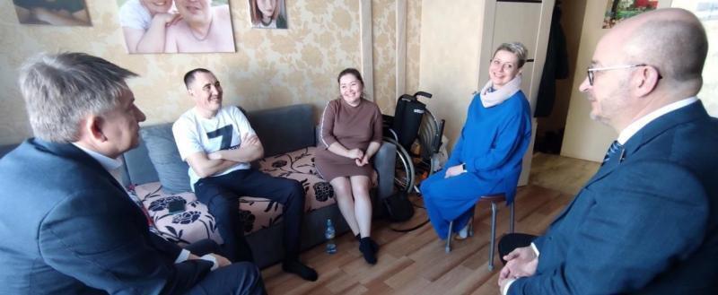 В гостях у добровольца: семью участника СВО в Сатке навестили глава Саткинского района и сенатор РФ 