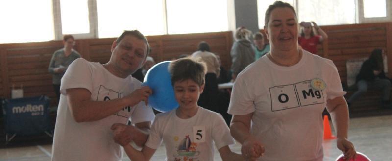 Восемь семей Саткинского района сразились в конкурсе «Папа, мама, я - спортивная семья» 