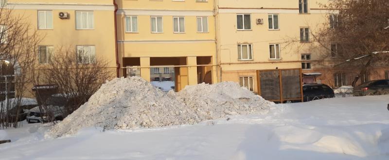 «Ждём реки?»: огромные снежные кучи во дворах жилых домов в Сатке могут пролежать до весны 
