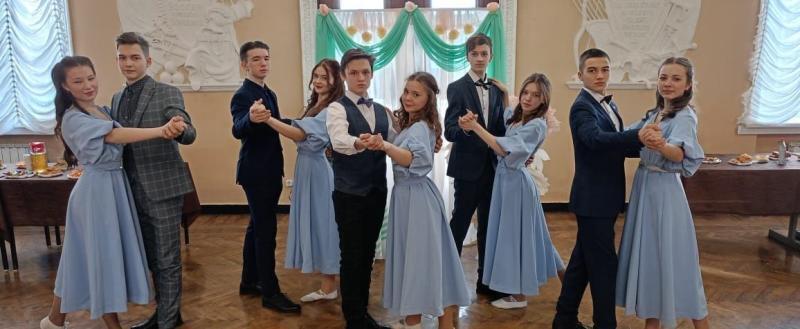 Станцевали котильон, польку, падекатр: школьники Саткинского района побывали на Сретенском балу