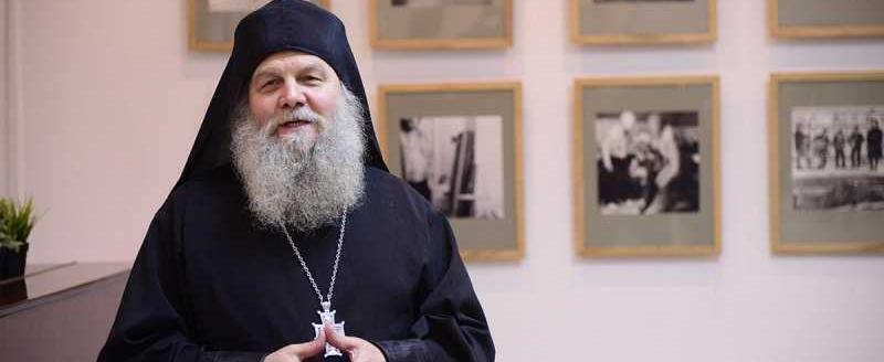 «Крест над Россией»: в школах Сатки организована фотовыставка работ иеромонаха Савватия