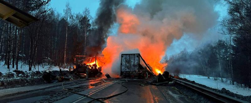 Вспыхнули, как спички: на трассе в Саткинском районе загорелись две фуры 