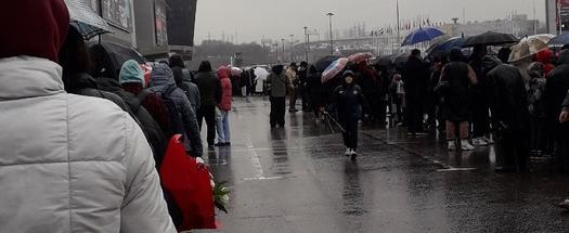 Саткинцы приезжают к «Крокус Сити Холл», где произошёл теракт, чтобы возложить цветы к мемориалу о погибших 