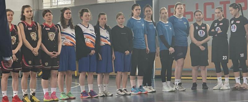 Мы в них верим: саткинские студенты соревнуются на областных соревнованиях по стритболу