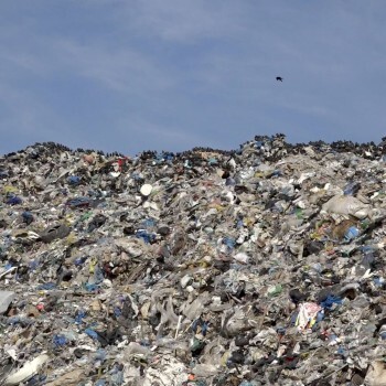 Природоохранная прокуратура через суд обязала убрать отходы вблизи полигона ТКО в Сатке