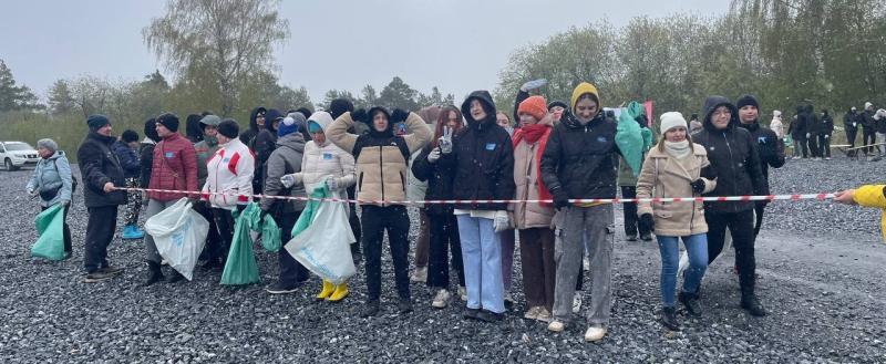 Не ради оценок, а ради чистоты: ученики 11 школы прибрались в Каргинском парке