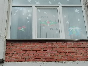 Журавлиный клин, гвоздики... Саткинские школьники присоединились к акции «Окна Победы»