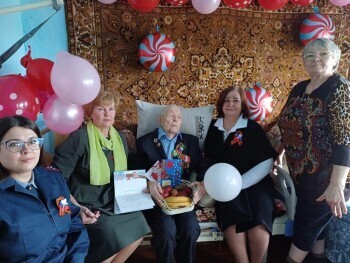 Сотрудники саткинской соцзащиты поздравили ветеранов с Днем Победы