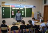Авторская методика и индивидуальный подход: саткинский педагог провела открытый урок по шахматам