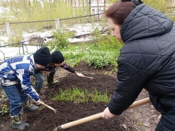 «Готовим грядки»: В ГКУСО «Саткинский реабилитационный центр»  дети научились готовить грунт для высадки семян