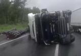 Лег на бок: многотонный грузовик перевернулся на трассе в Саткинском районе