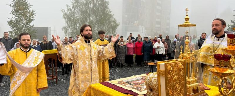 В Сатке на месте строительства нового храма прошло Боголужение