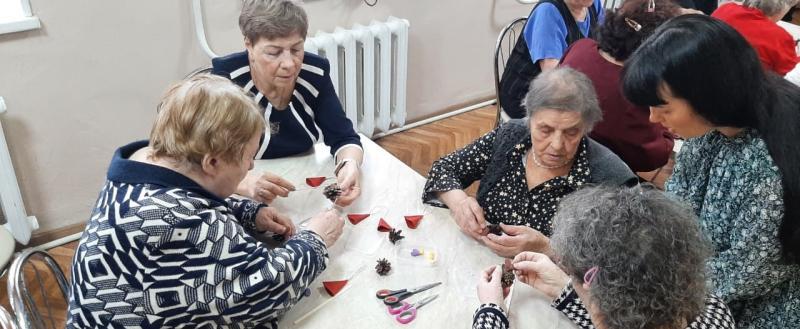 В рамках декады инвалидов в саткинском отделении дневного пребывания мастерили новогодние игрушки 