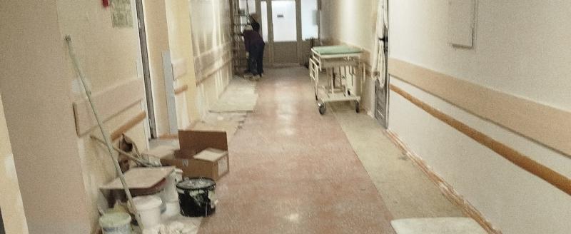 «Пылища, голова болит…»: жительница Сатки возмутилась, что ремонт в одном из отделений делают при пациентах 