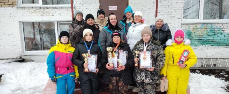 На городском пруду Усть-Катава прошел Кубок региона по ловле рыбы со льда с участием спортсменок из Сатки