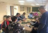 В Саткинском ПНИ прошел мастер-класс для мужчин из ПНИ «Синегорье» по плетению маскировочных сетей 