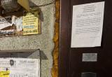 «Зачем здесь клеите?!»: жители Сатки хотят сохранить подъездные двери чистыми 