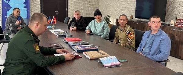 Глава Саткинского округа вручил награды участникам СВО
