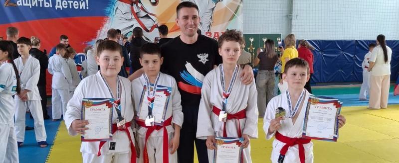 Юные спортсмены из Сатки завоевали медали по рукопашному бою в п. Бреды