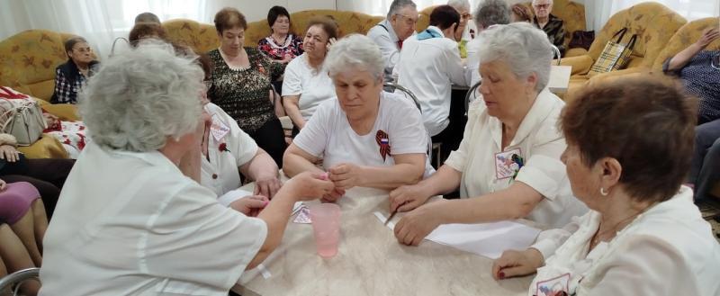 «Сороковые- роковые»: в КЦСОН команды отдыхающих соревновались в интеллектуальной игре
