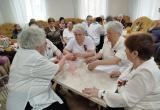 «Сороковые- роковые»: в КЦСОН команды отдыхающих соревновались в интеллектуальной игре