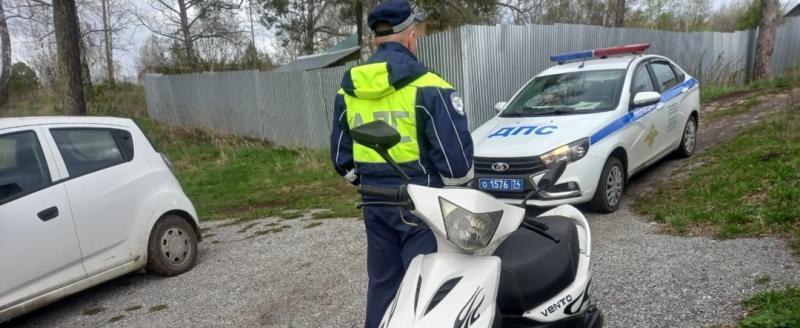 Дорожные полицейские остановили двух подростков, которые передвигались по Бакалу на автомототранспорте