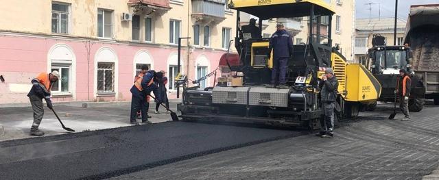 Проезжую часть улицы Ленина в Сатке укладывают вторым слоем асфальта