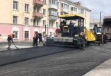 Проезжую часть улицы Ленина в Сатке укладывают вторым слоем асфальта