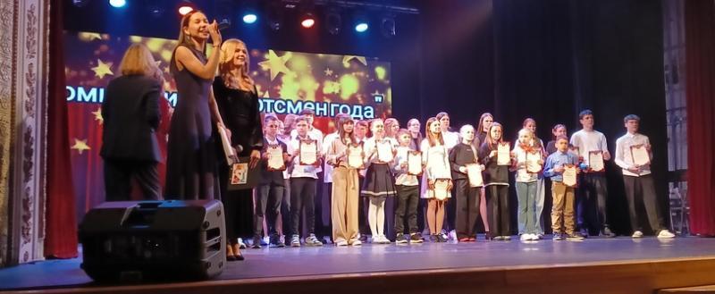 «Школа зажигает звезды»: в ДК «Магнезит» прошло чествование лучших учащихся и педагогов школы №4 в Сатке