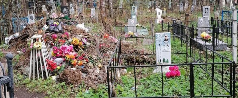 Жительница Сатки обратила внимание на кучу мусора посреди кладбища