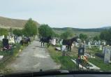 Горожане бьют тревогу: незваные гости на кладбище в Сатке сносят дорогие памятники