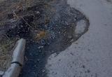Жители многоквартирного дома беспокоятся, что во дворе могут сгнить трубы 