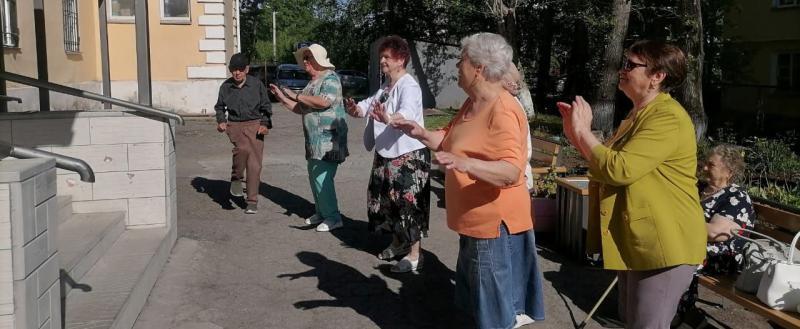 С наступлением лета, отдыхающие в КЦСОН делают зарядку на свежем воздухе