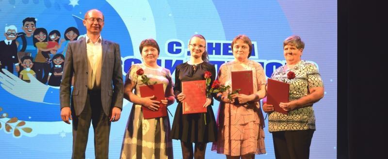 Соцработников Саткинского округа поздравили в ДК «Магнезит» на торжественном мероприятии