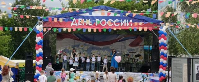 На площади ДК «Строитель» состоялся праздничный концерт 