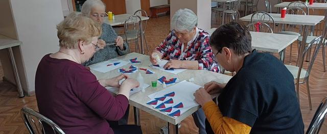 В отделении дневного пребывания КЦСОН г. Сатка отдыхающие приняли участие в акции «Сердце России»