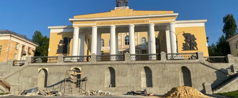 «Работа кипит»: в Бакале продолжается ремонт ДК горняков