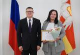 Татьяну Полюдову, старшего фельдшера Станции скорой медицинской помощи г. Сатка, наградил губернатор 