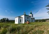 Здесь молились с 1848 года. Потом была «переквалификация» в пионерский лагерь, Лесхим, Дом инвалидов, столовую, библиотеку, кинотеатр… Но в 90-е снова зазвучали молитвы: история Воскресенского монастыря поселка Иструть