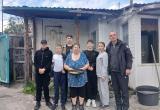 Айлинские школьники помогли жительнице села сложить дрова